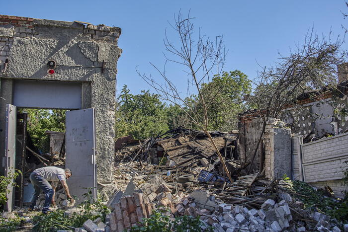 Aftermath of a shelling in Kharkiv Ucraina, barbarie russa: distruggono un ospedale con la Croce rossa sul tetto