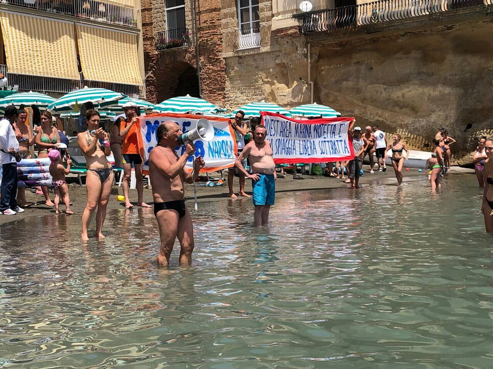 Anche il mare è un lusso: spiagge libere sempre più introvabili, esplode la rabbia dei bagnanti