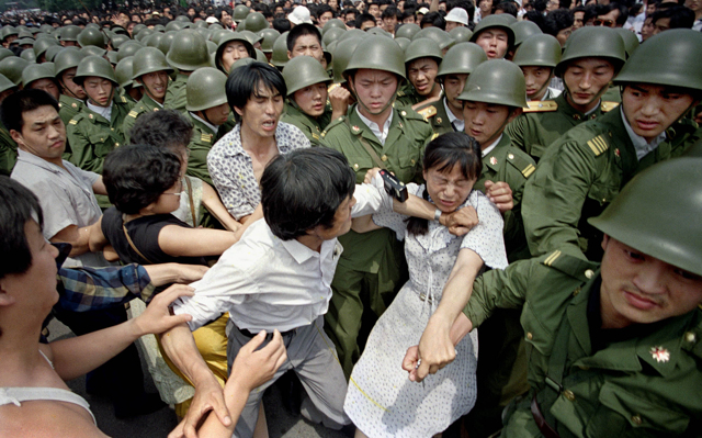 Piazza Tiananmen blindata dopo 33 anni dal massacro: a Hong Kong vietate le veglie degli studenti