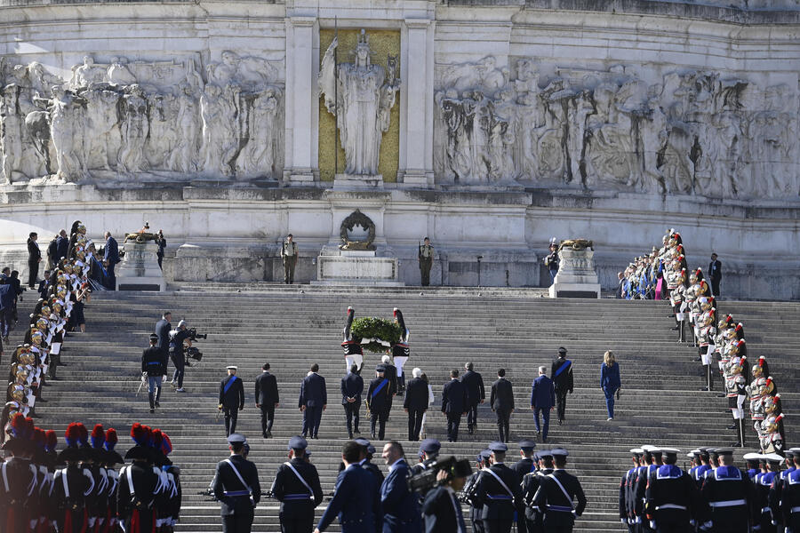 Torna la parata dopo due anni. Mattarella all'Altare della Patria: "Insieme per la pace"