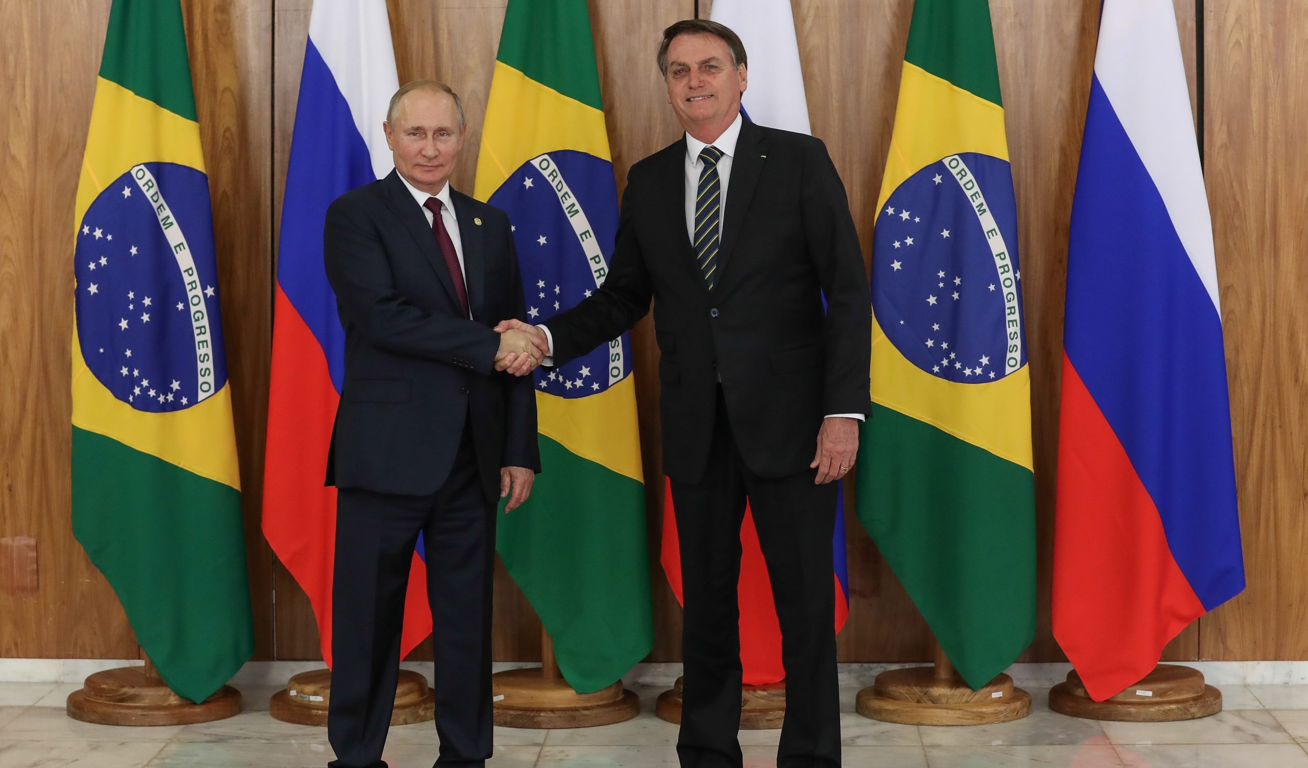 Bolsonaro il fascista fa accordi con Putin: "Dalla Russia diesel a prezzo più basso" Bolsonaro il fascista fa accordi con Putin: "Dalla Russia diesel a prezzo più basso"