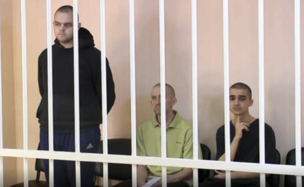 I filo-russi del Donetsk processano i combattenti britannici catturati a Mariupol: rischiano la pena di morte