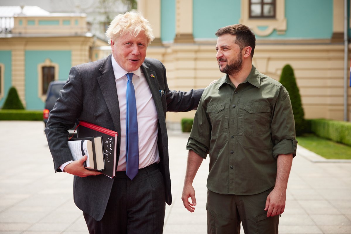 Ucraina, Boris Johnson ammette: "La guerra sarà lunga e Kiev avrà bisogno del nostro sostegno"