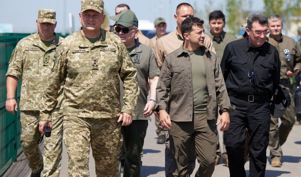 Zelensky visita Odessa e incontra i soldati: "Finché vivete voi, c'è un forte muro ucraino"