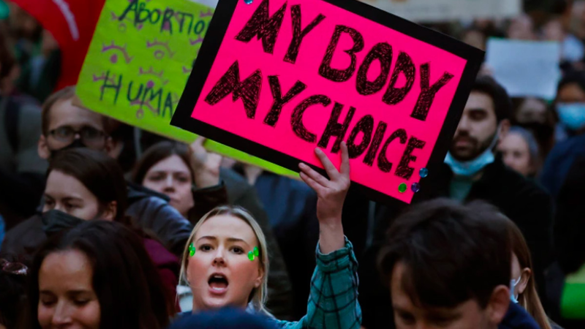 Aborto, proteste nelle città americane: da New York a San Francisco, crolla la fiducia nella Corte Suprema