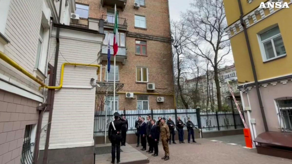 Ucraina, l'ambasciata italiana difesa dai Carabinieri: l'impegno dell'Arma a Kiev