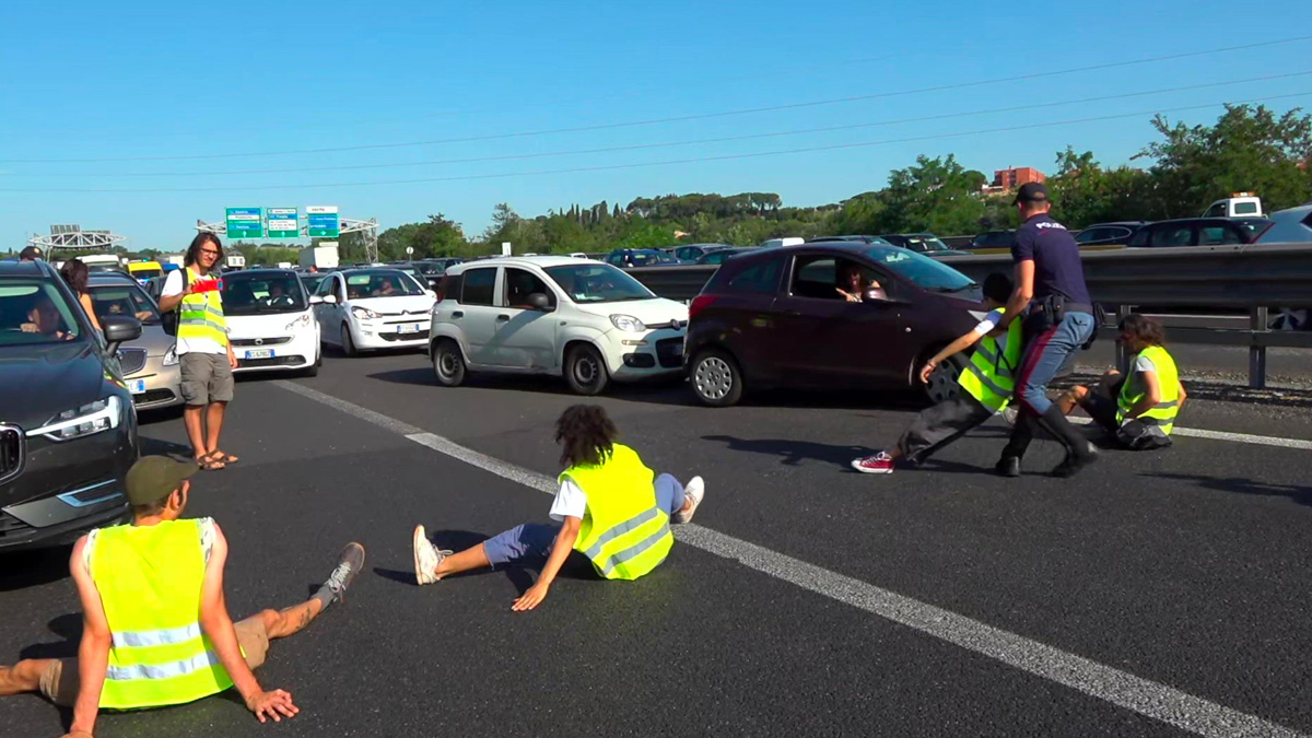 Roma, attivisti bloccano il Gra per protesta: l'ira degli automobilisti in coda