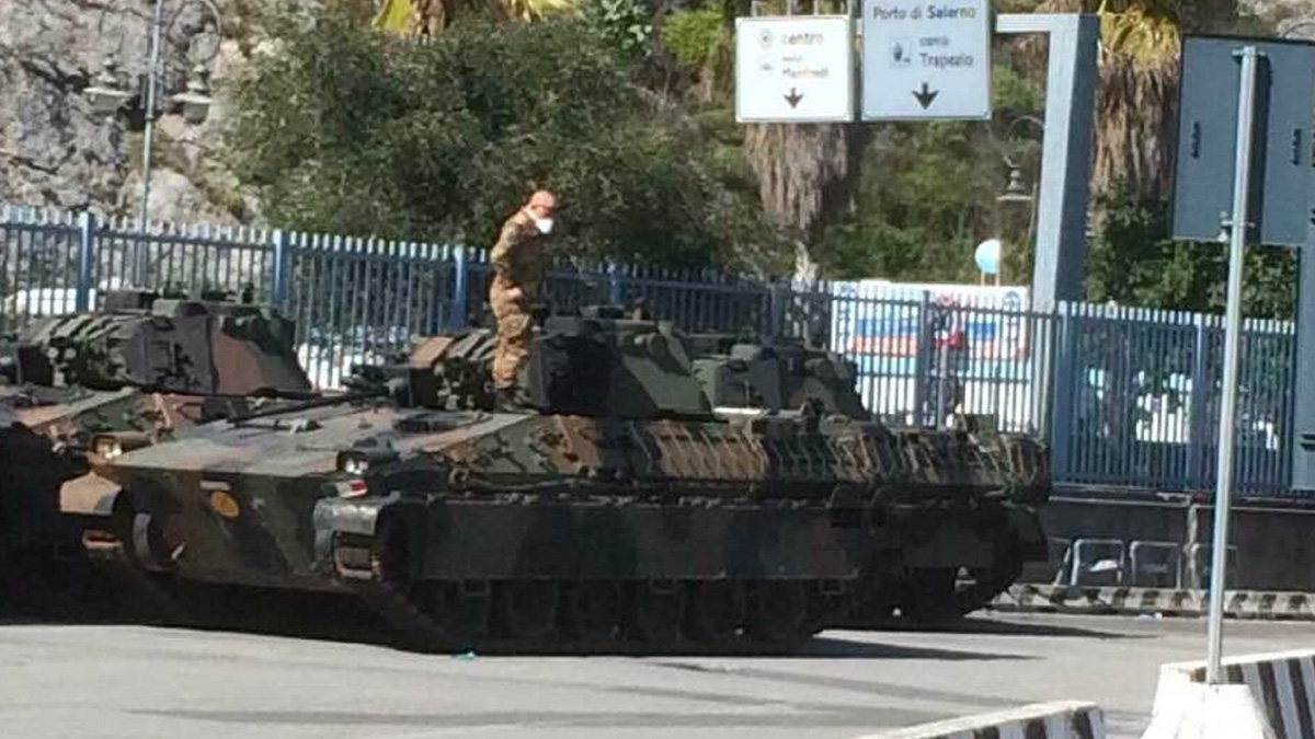 Salerno, la polizia ferma dei carri armati (senza revisione): erano diretti in Ucraina