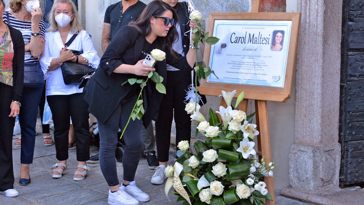 Carol Maltesi, i funerali della giovane uccisa. I genitori: "Abbiamo perso il nostro angelo"