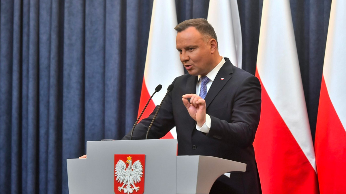Ucraina, la Polonia provoca Macron e Scholz: "Avreste parlato con Hitler?"