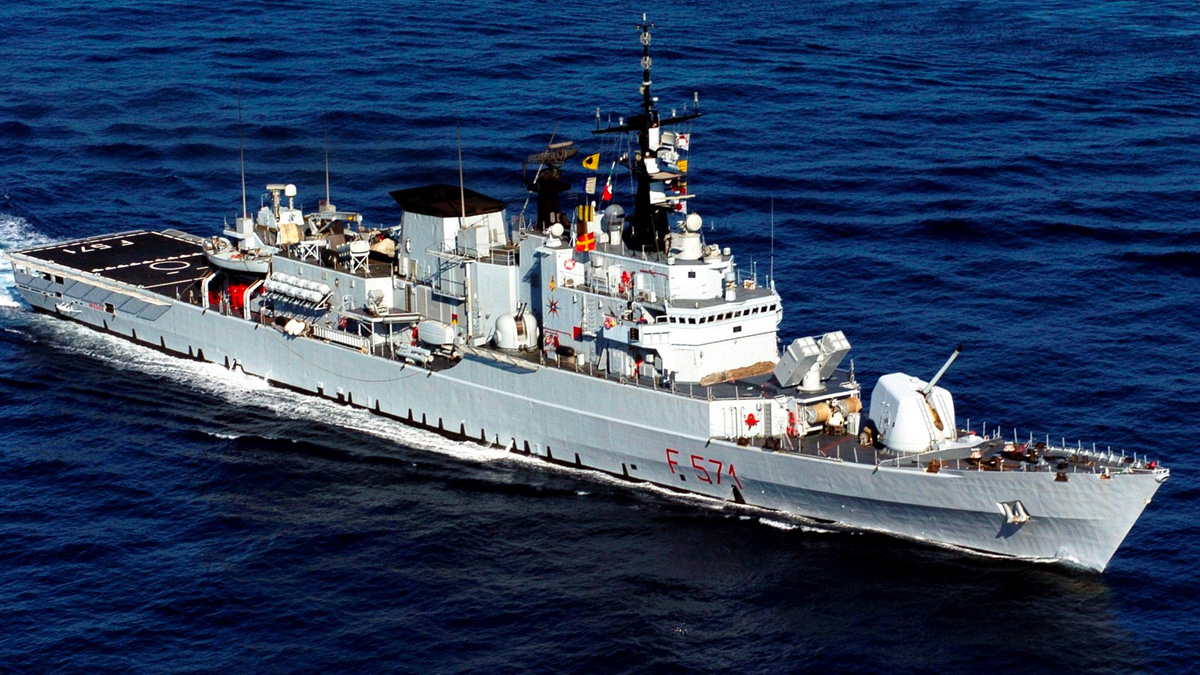 Motovedetta libica spara contro due pescherecci italiani: l'intervento della fregata Grecale