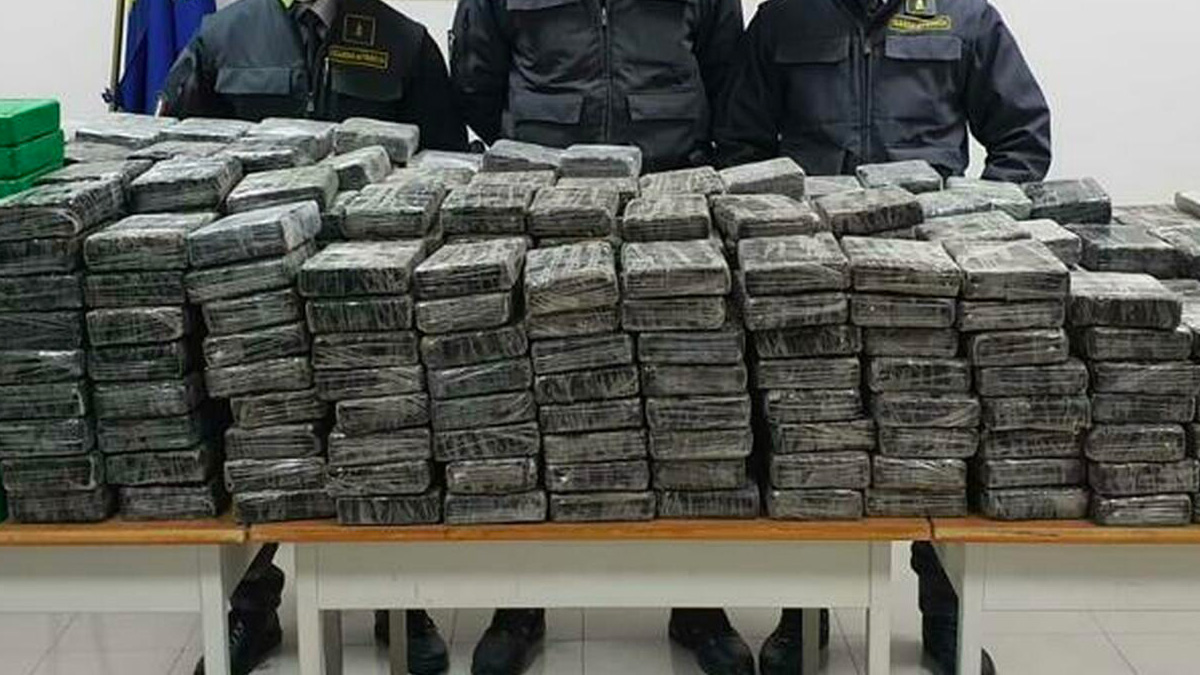 Cocaina, maxi sequestro di 4,3 tonnellate di droga a Trieste: sgominato un giro di narcos colombiani