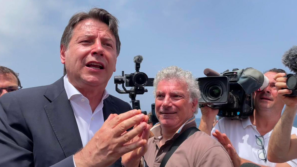 Giuseppe Conte litiga per strada con un cittadino: "Pagliaccio!", "No, il pagliaccio sei tu!". Il video su TikTok