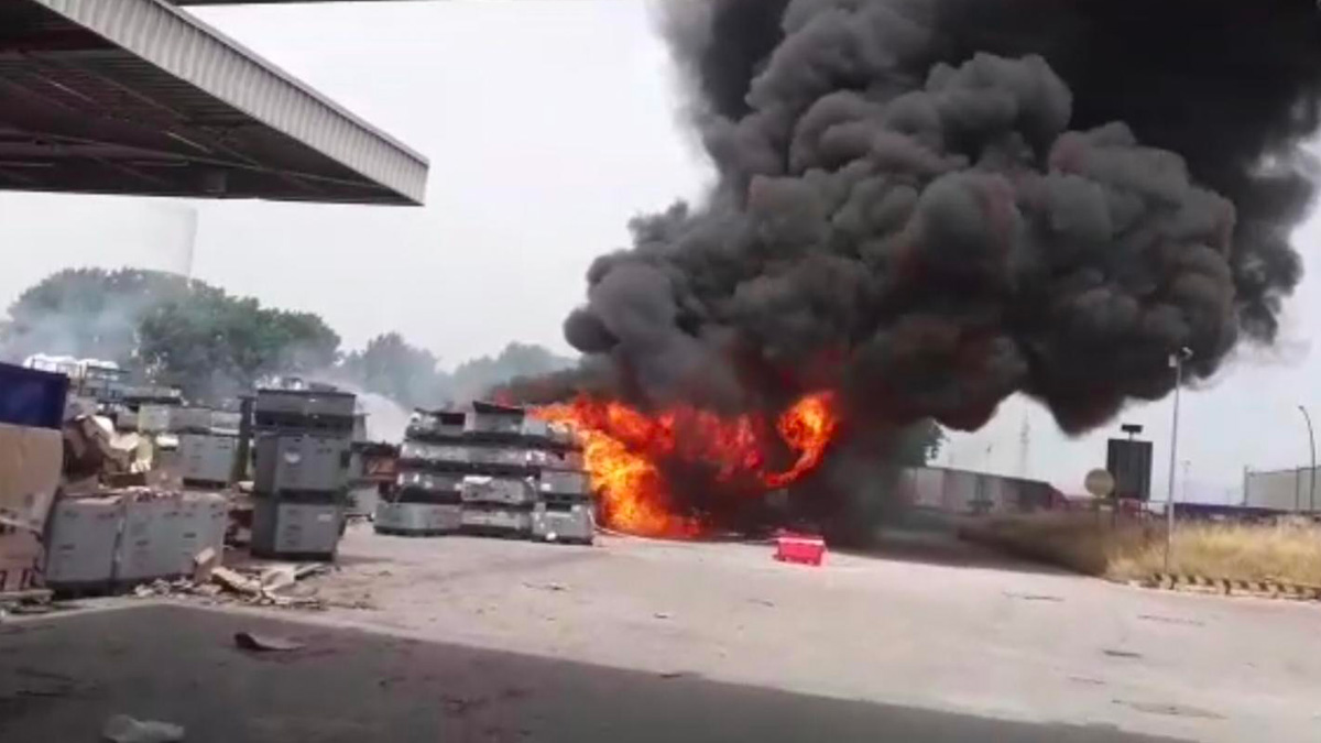 Pomigliano d'Arco, incendio alla fabbrica Stellantis: sospeso il turno dei lavoratori