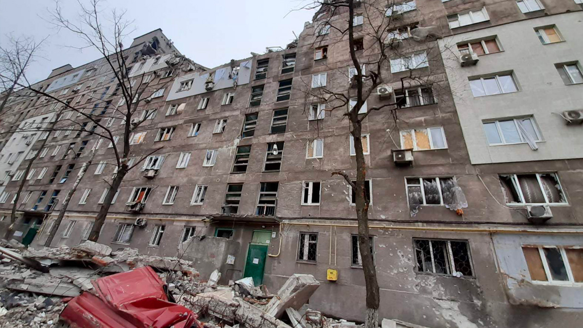 Ucraina, macabra scoperta a Mariupol: 100 cadaveri sotto le macerie di una casa distrutta
