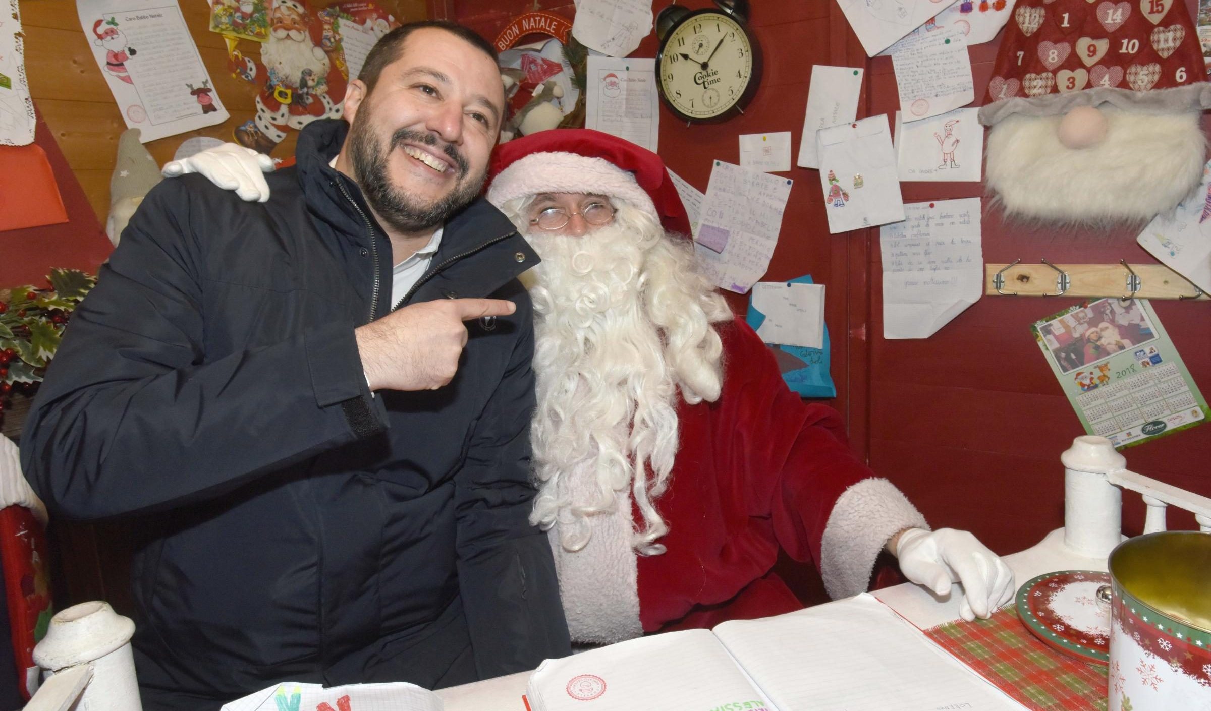 Salvini da direttamente Babbo Natale: dopo la pace nel mondo promette la fine del caro prezzi