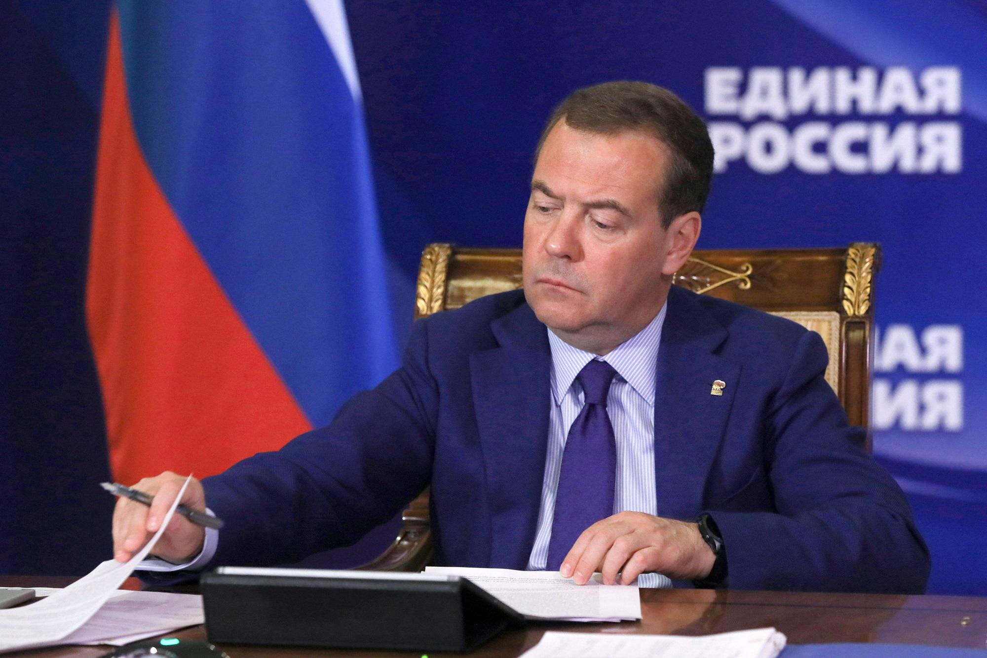 Dmitry Medvedev elogia la bomba atomica: "Grazie al nostro arsenale non ci hanno distrutti"