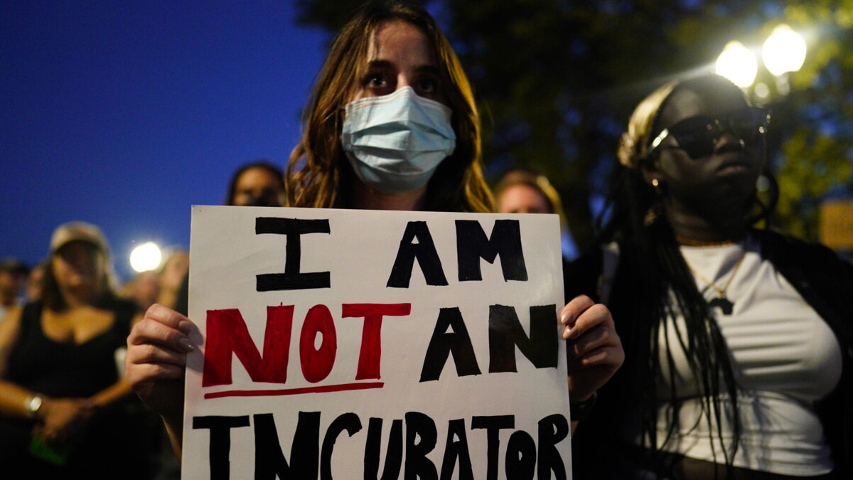 Aborto, proteste negli Usa: lacrimogeni della polizia contro i manifestanti