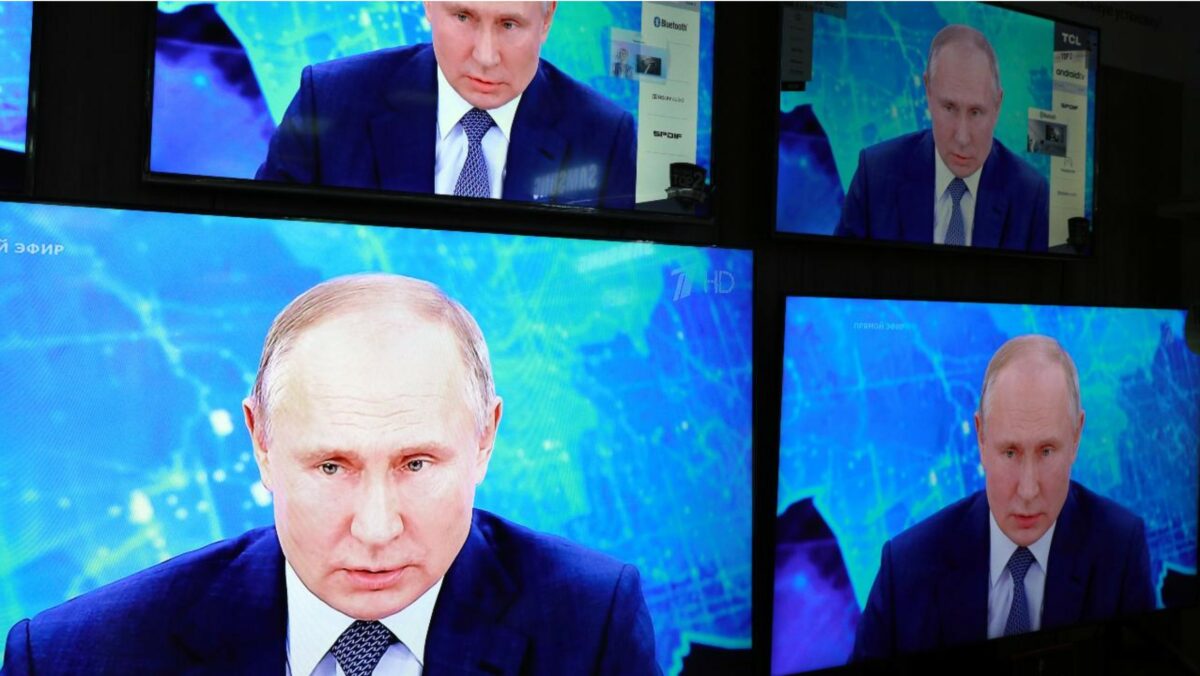 Gli 007: la disinformazione russa viaggia sui social in parallelo con canali no-vax e anti-sistema"