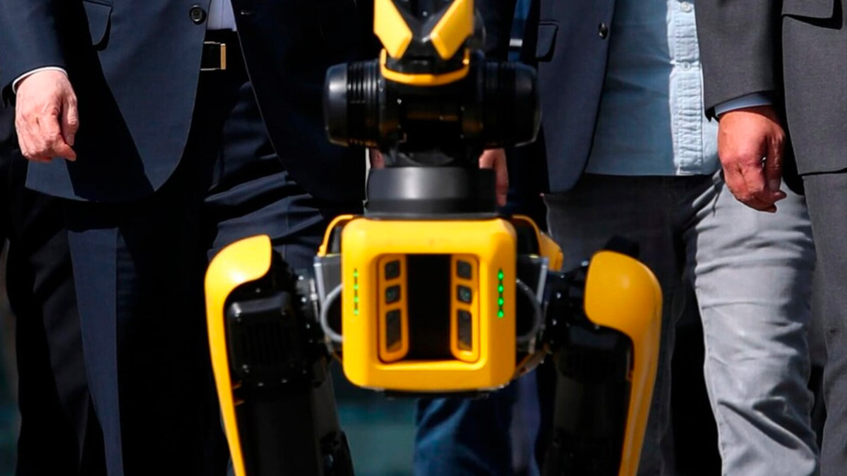 Ucraina, dagli Usa arriva il cane robot che disinnesca le mine: si chiama Spot e costa 70mila dollari