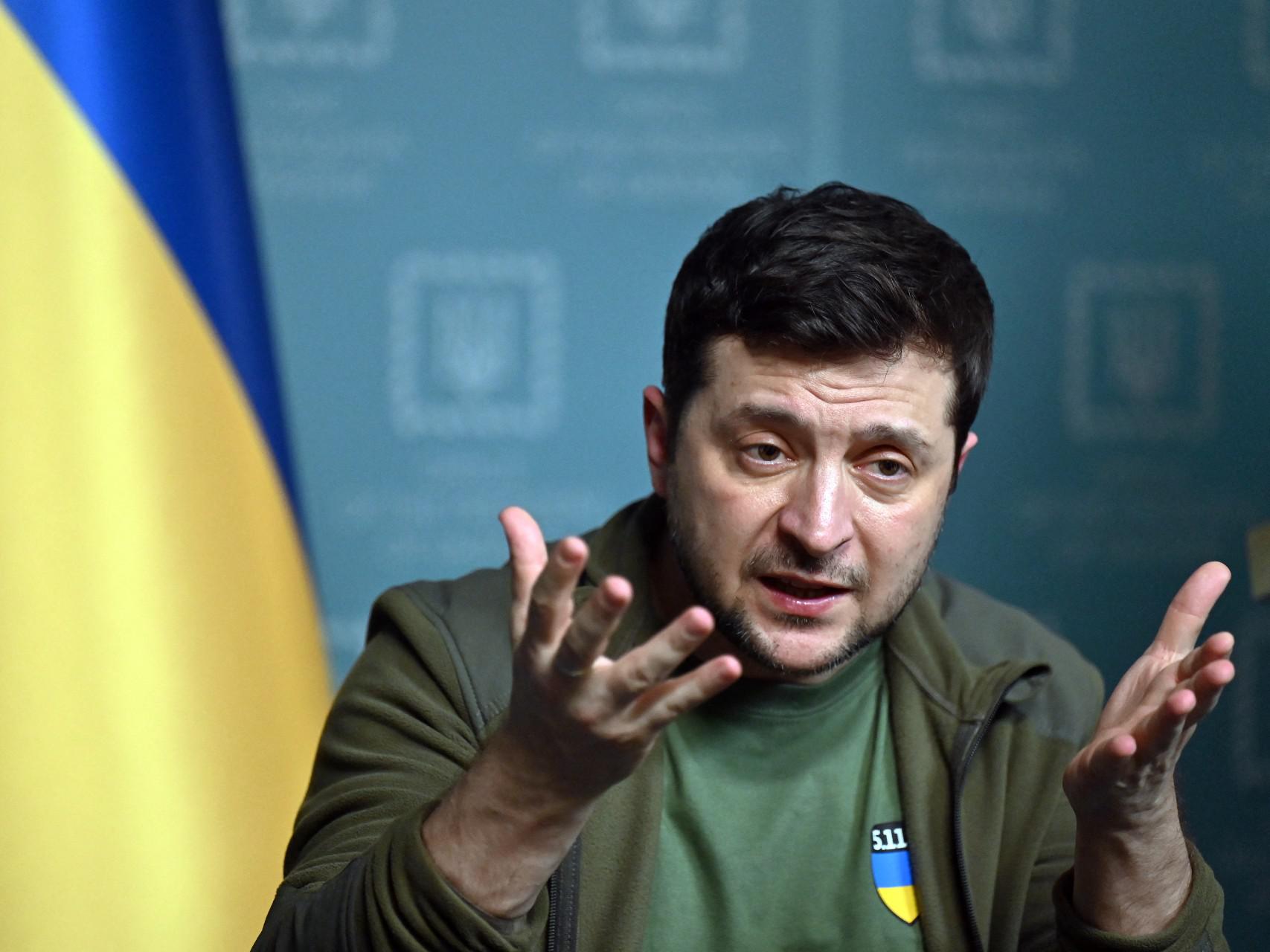 Zelensky agli ucraini sotto occupazione: "Sabotate l'esercito russo"