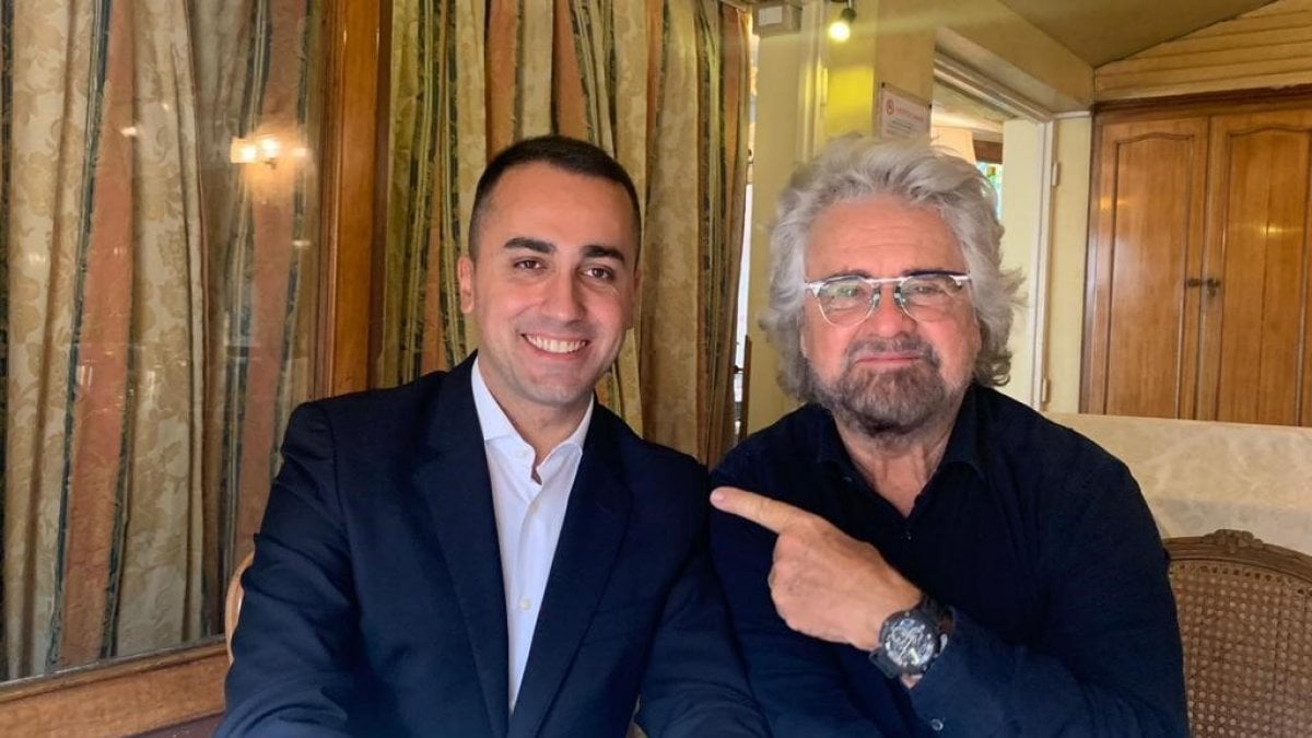 Grillo scomunica Di Maio: "Fa politica per lavoro è Gigino a cartelletta"