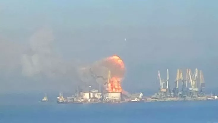 I russi ammettono: affondata la nave Saratov colpita dagli ucraini nel porto di Berdyansk