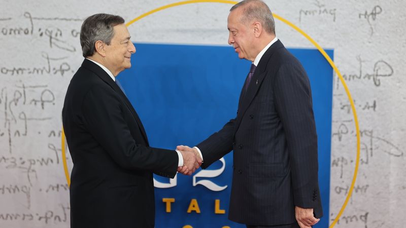 Ucraina, grano (e migranti): il premier Draghi costretto a far pace col sultano Erdogan