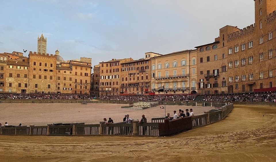 Il Palio di Siena lascia l'amaro in bocca con un sindaco che ha tentato di dividere i cittadini con superbia