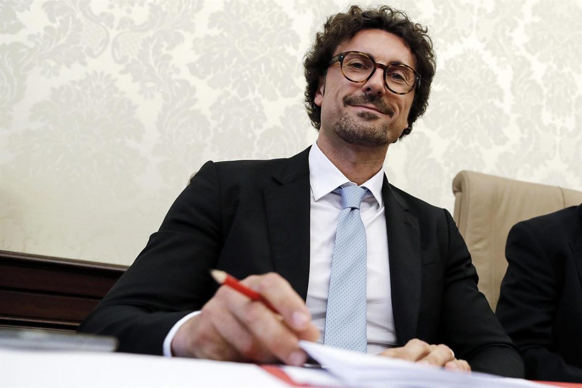 Toninelli, tornano le comiche: "M5s non ha tradito l'Italia ma è stato Draghi con la complicità del Pd"