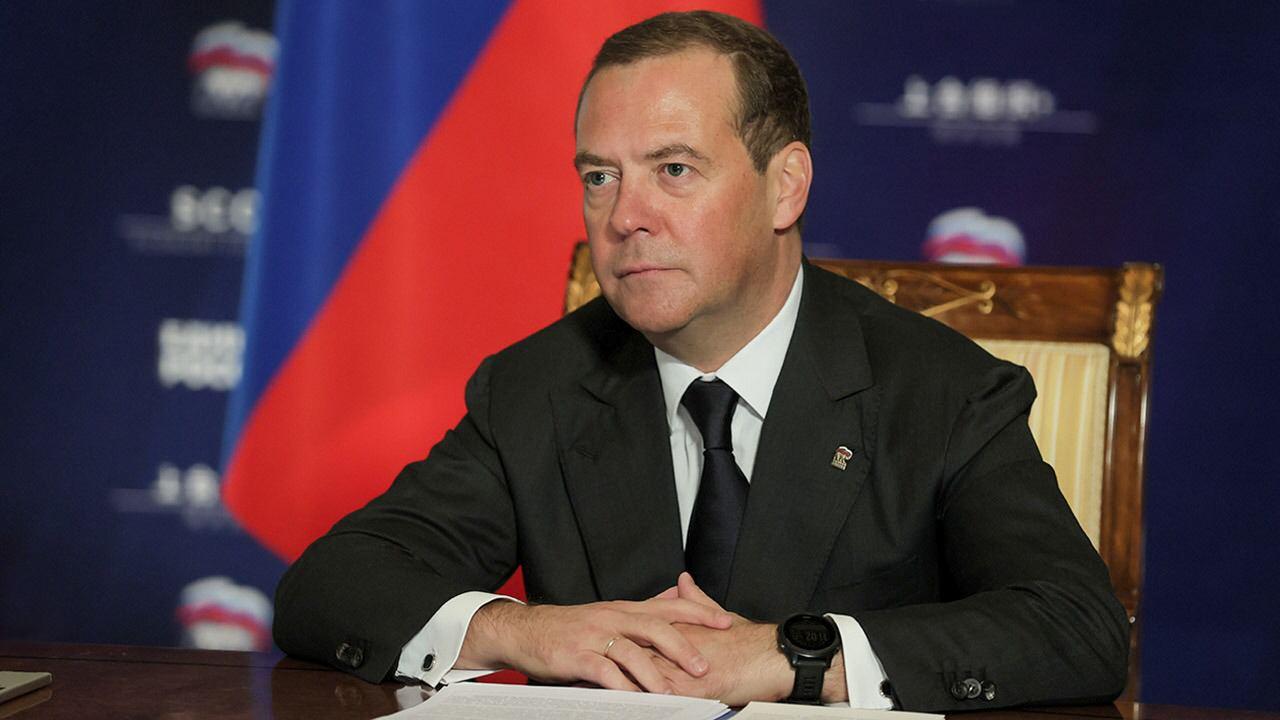 Medvedev il propagandista: "Zelensky è un cane da circo che dipende dalla Nato"