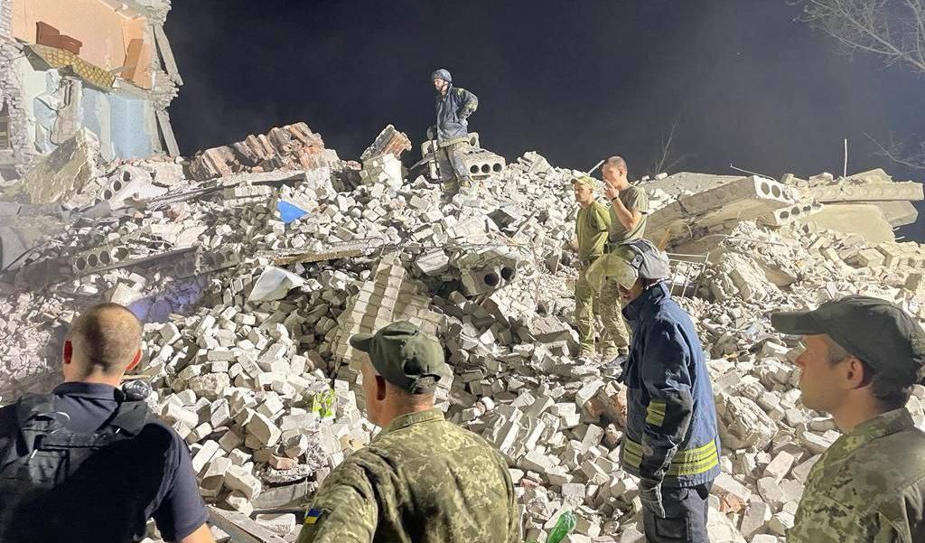 Ucraina, Chasovy Yar: soccorritori tra le macerie cercano ancora 10 dispersi tra cui una bambina" Ucraina, Chasovy Yar: soccorritori tra le macerie cercano ancora 10 dispersi tra cui una bambina"