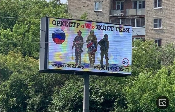 In Russia cartelli pubblicitari per arruolarsi tra i mercenari del gruppo (a guida nazista) Wagner