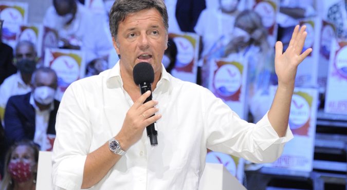 Renzi contro Conte: "Draghi uno statista, lui uno stagista che ha messo in campo l'invidia"