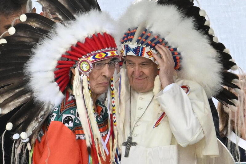 Il Papa di ritorno dal Canada: "Quello contro gli indigeni è stato un genocidio"