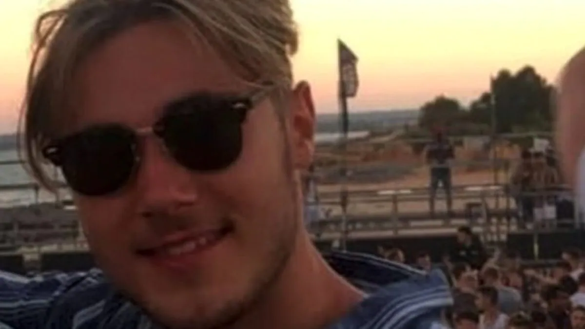 Grecia, ragazzo decapitato dalla pala di un elicottero mentre si scattava un selfie Grecia, ragazzo decapitato dalla pala di un elicottero mentre si scattava un selfie