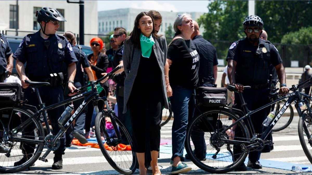 aoc-aborto-polizia Usa, Alexandria Ocasio Cortez arrestata a una manifestazione pro aborto