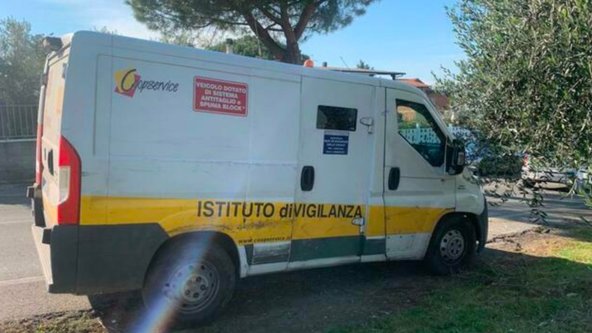 Assalto al furgone portavalori a Roma: 350mila euro il bottino, guardia giurata ferita nella sparatoria