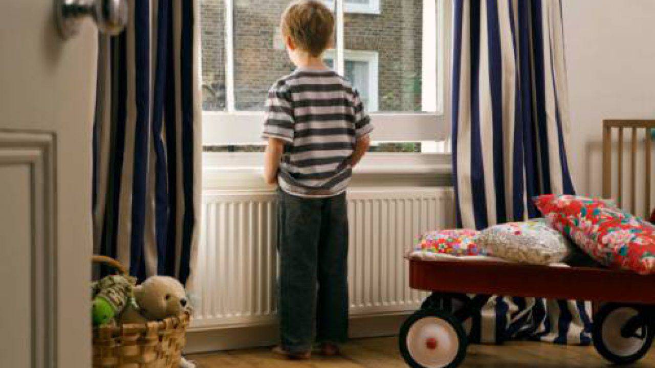 Partono per le vacanze e scordano a casa il figlio di 7 anni: sembra un film, ma &egrave; successo a Bologna