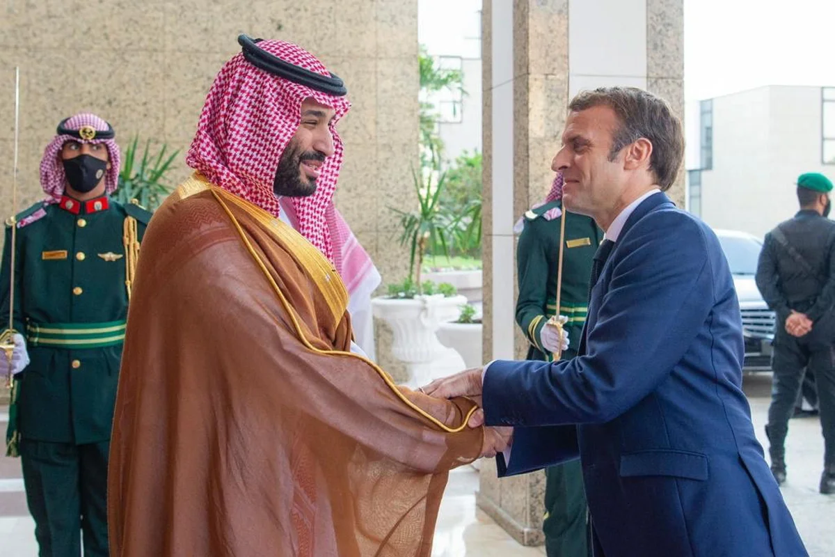 Macron si avvicina al regime di Bin Salman: "Rafforziamo gli scambi con l'Arabia Saudita"
