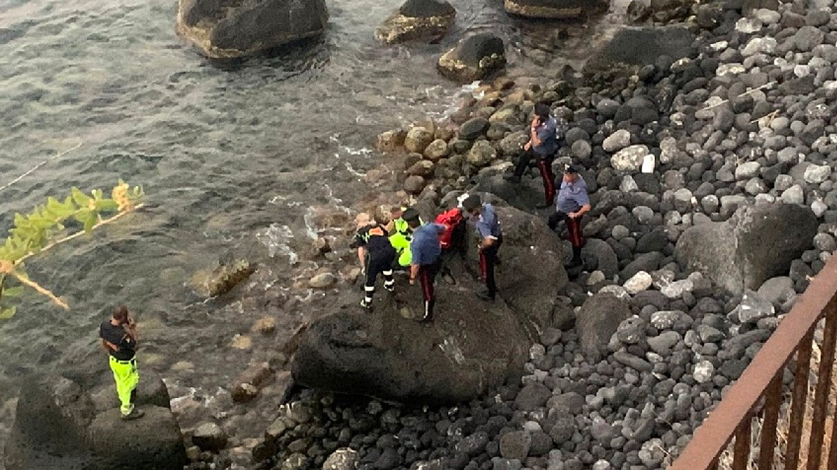 Catania, uomo di 70 anni muore incastrato in una scogliera: il corpo recuperato dai sommozzatori