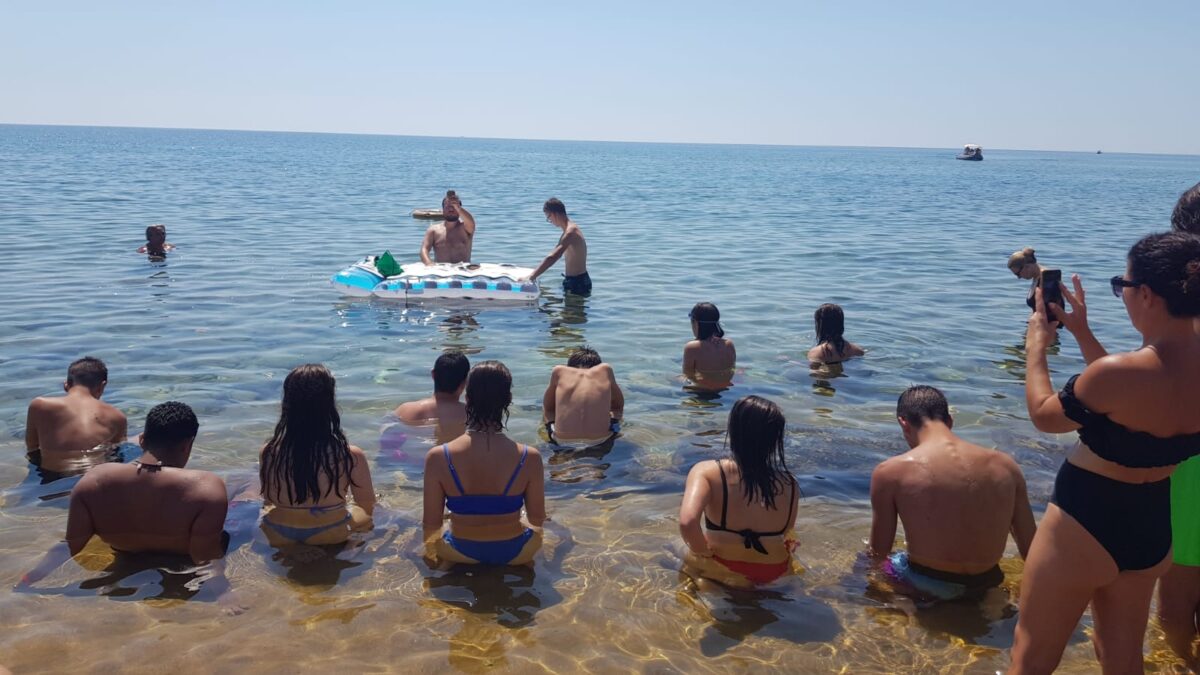 Parroco celebra messa in mare su un materassino: è indagato per offesa alla religione