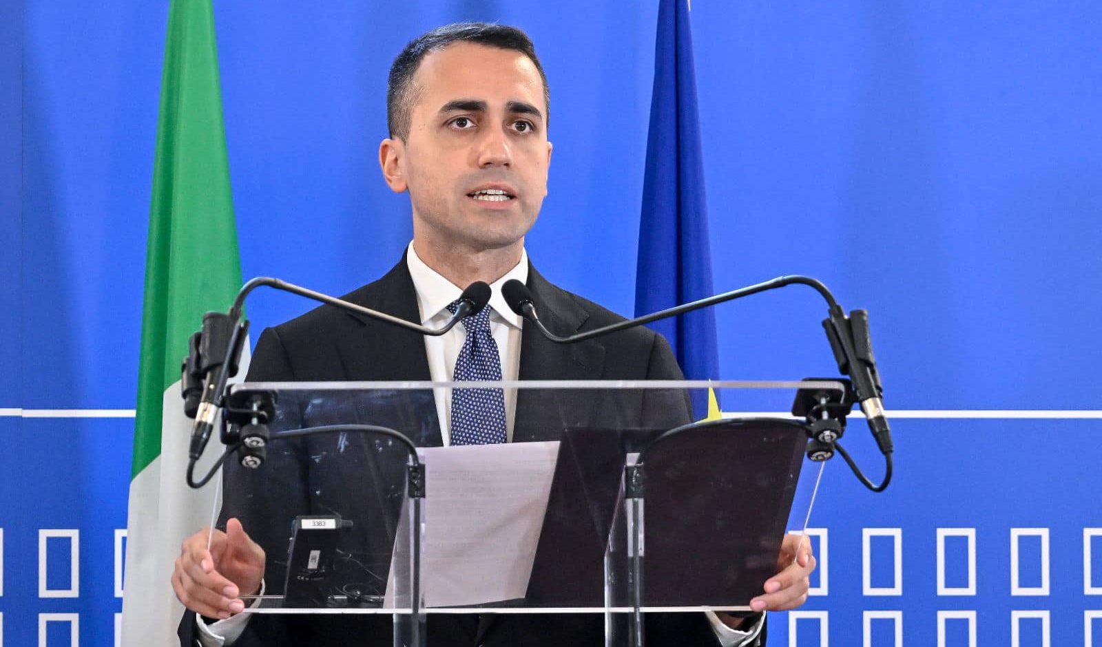 Di Maio contro la destra: "Abolire il reddito di cittadinanza è un'idea folle e pericolosa"