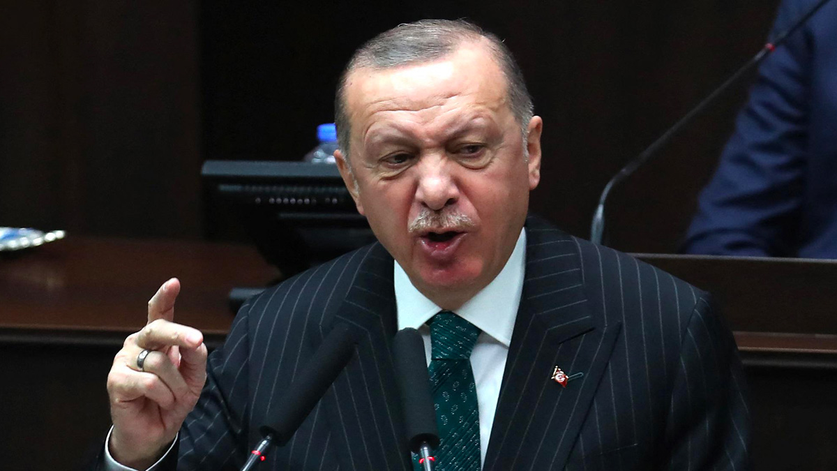 Erdogan il carnefice vuole distruggere i curdi: "Presto li eradicheremo con i carri armati"