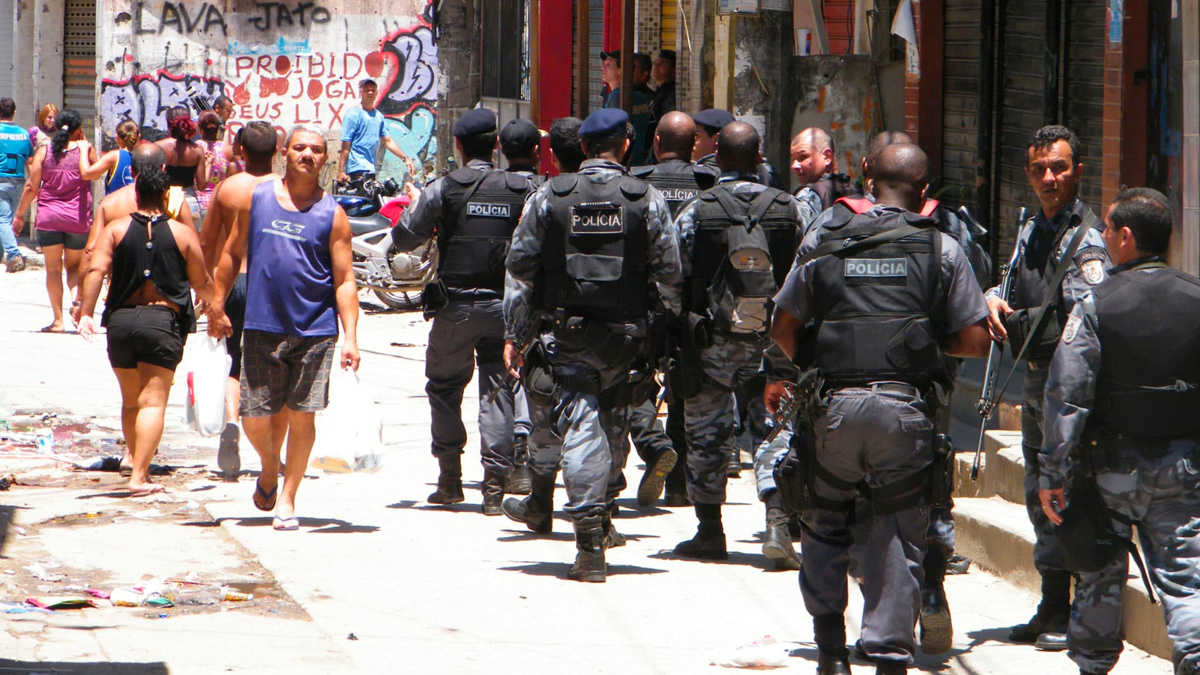 Brasile, massacro della polizia nella favela di Alemao: 18 morti Brasile, massacro della polizia nella favela di Alemao: 18 morti