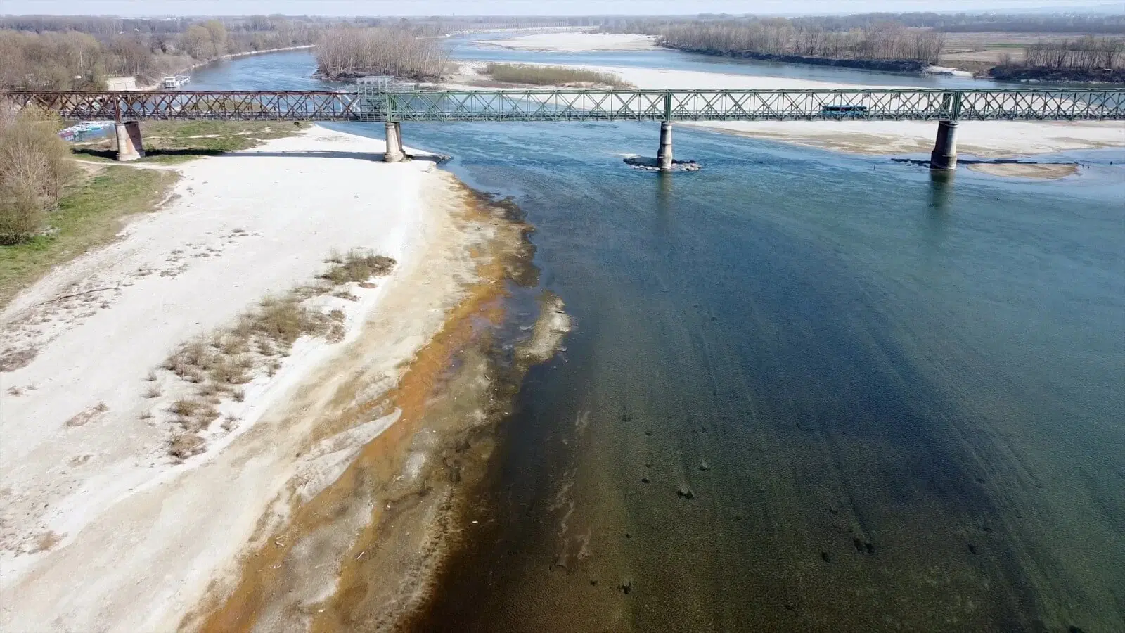 Siccità, il Po è a corto d'acqua: "Il Grande Fiume non c'è più"