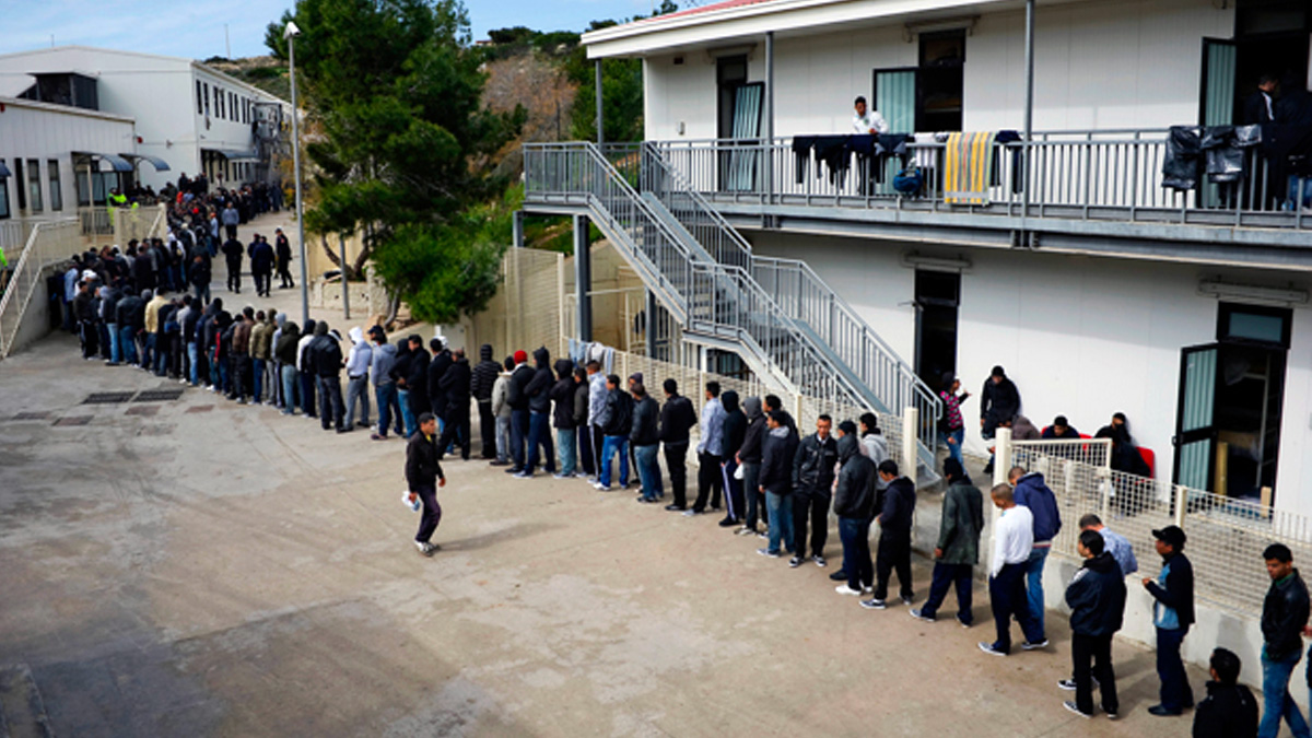 Migranti, altri 70 sbarchi a Lampedusa: quasi 2mila nell'hotspot che ne contiene 350
