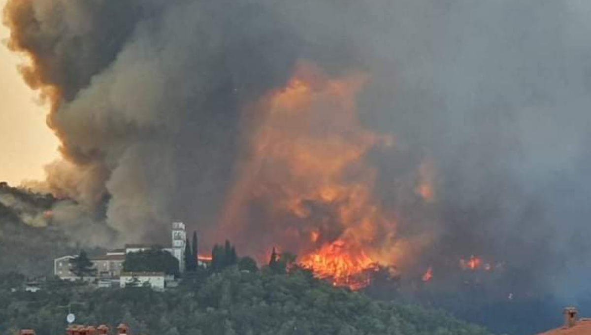 Incendi, il Carso brucia ancora: 25 famiglie evacuate a causa delle fiamme