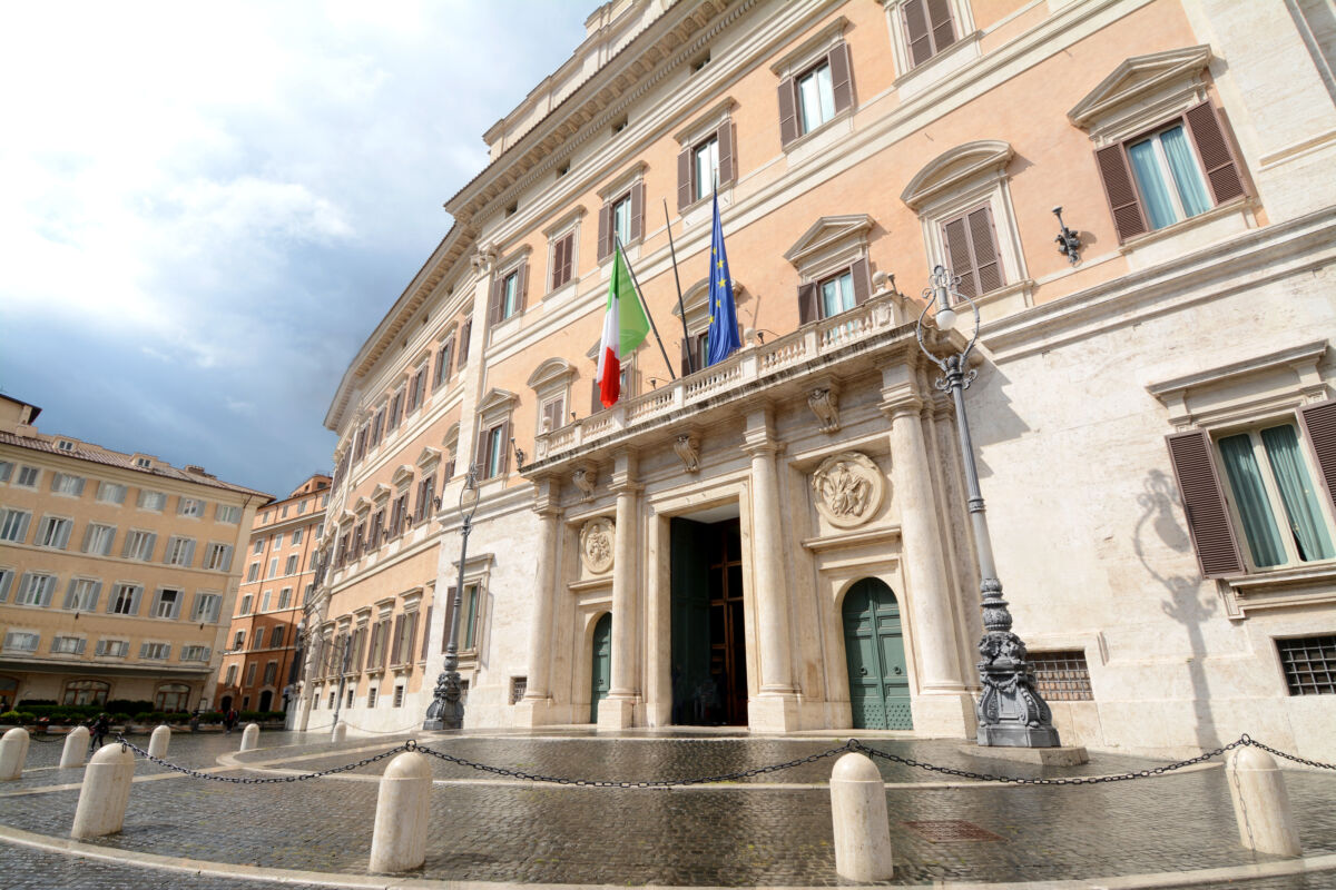 Distanti dalla politica distanti dalla democrazia: Montecitorio e le transenne