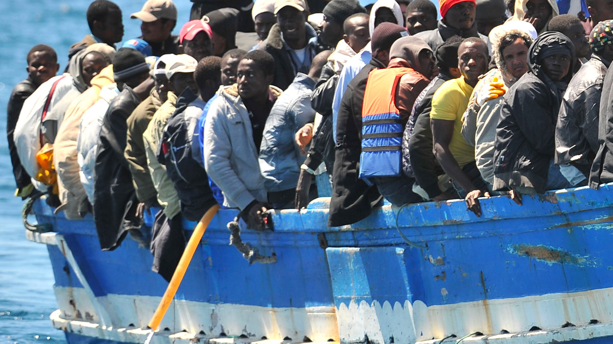Lampedusa, l'hotspot è al collasso: 1900 migranti per una capienza di 350